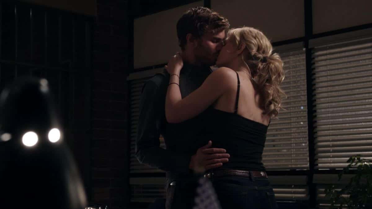 Emma and Sheriff Graham kiss