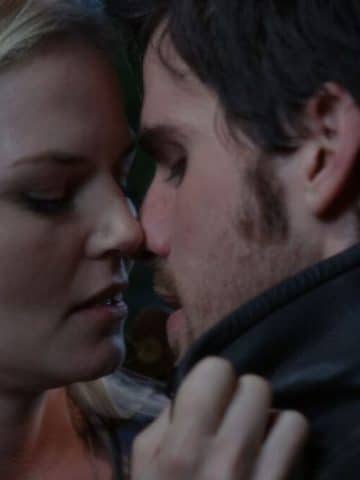 Emma and Hook kiss in season 3 - romantic moment