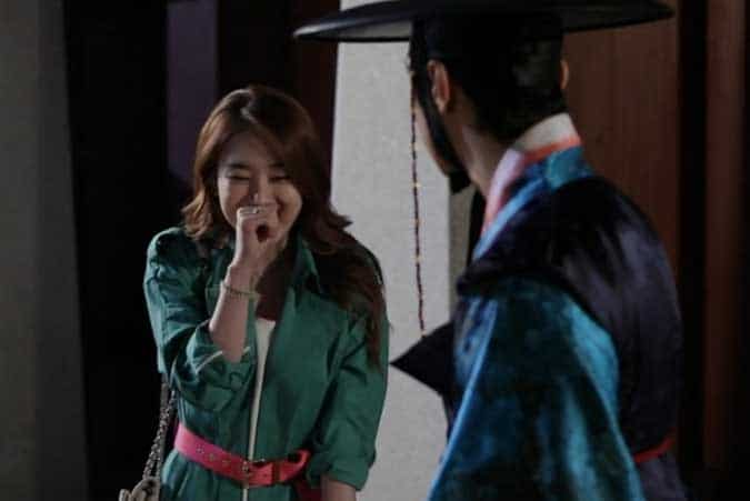 Hee-Jin laughs at the confused time-traveler, Boong-Do