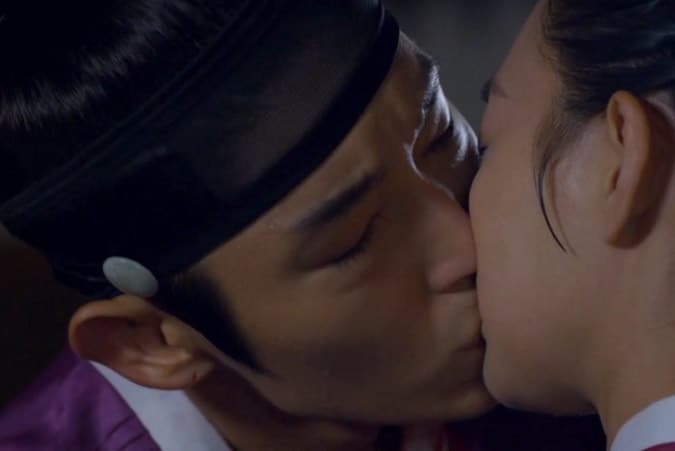 Close up Arang and Eun-Oh kissing; Korean Drama kisses