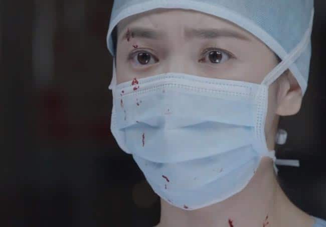 Dr. Kang Mo-Yeon facing complications in the operating room; Descendants of the Sun