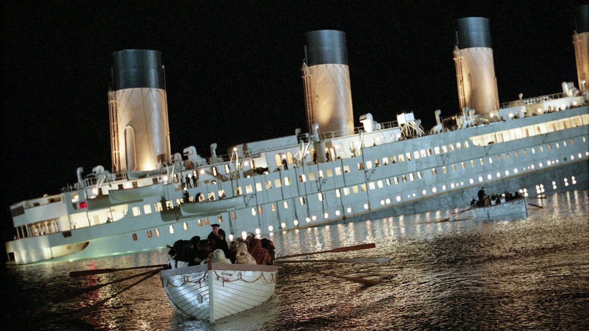Titanic sinking in the 1997 movie