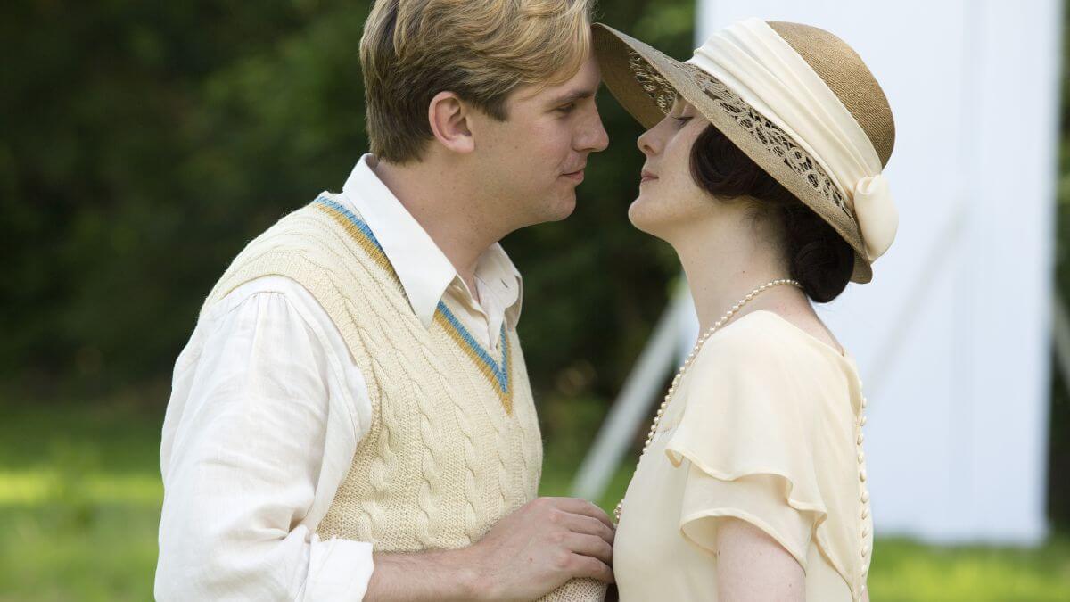 downton abbey matthew and mary about to kiss