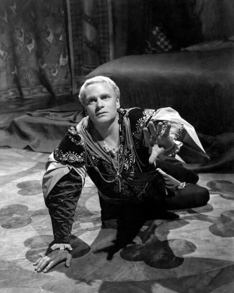 Hamlet 1948 still with Laurence Olivier