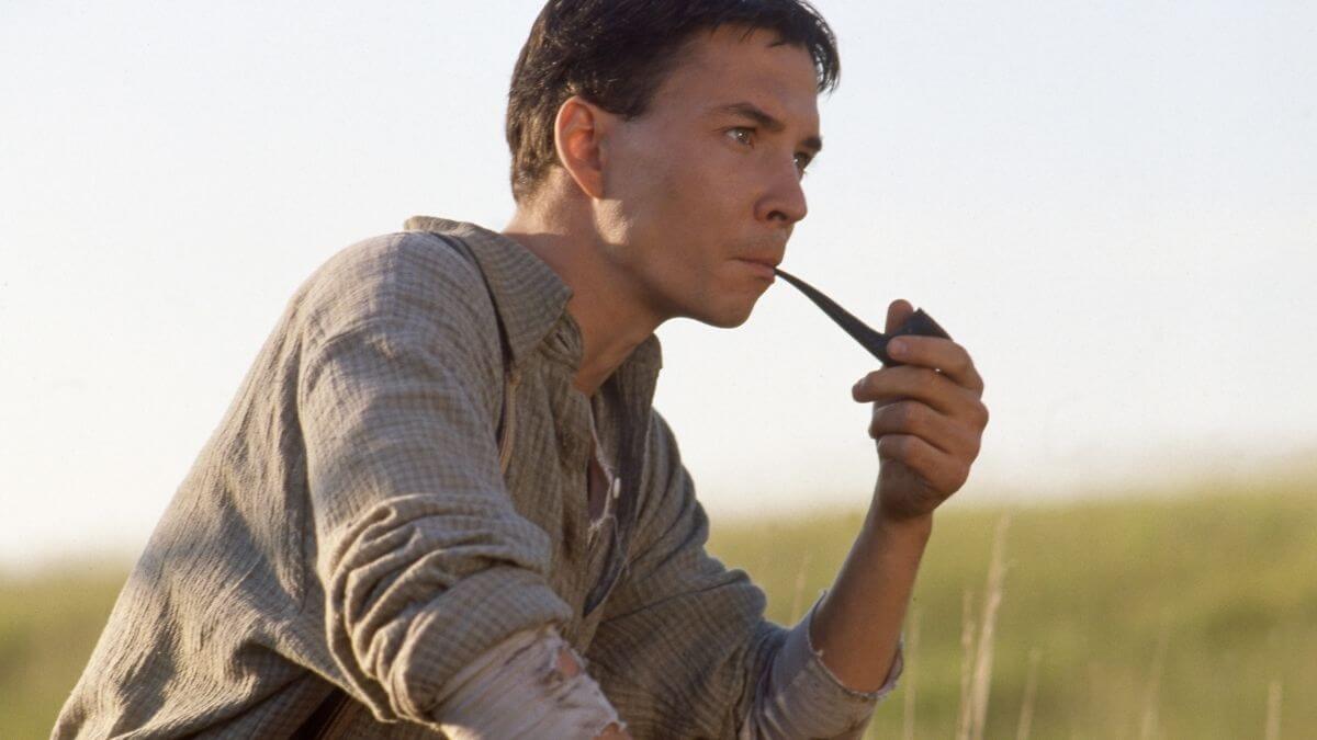 Gus Pike in Avonlea smoking a pipe.