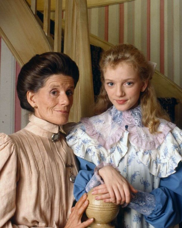 Hetty King and Sara Stanley in Edwardian outfits in Road to Avonlea.