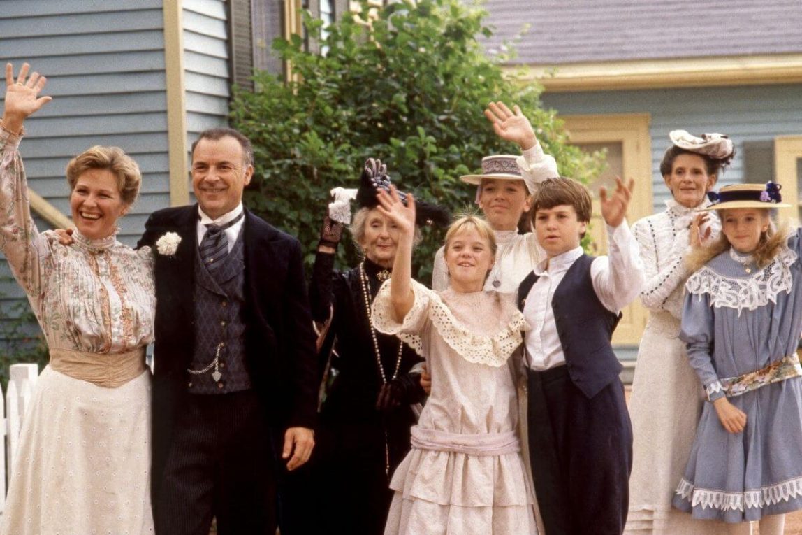 The characters of Avonlea waving.